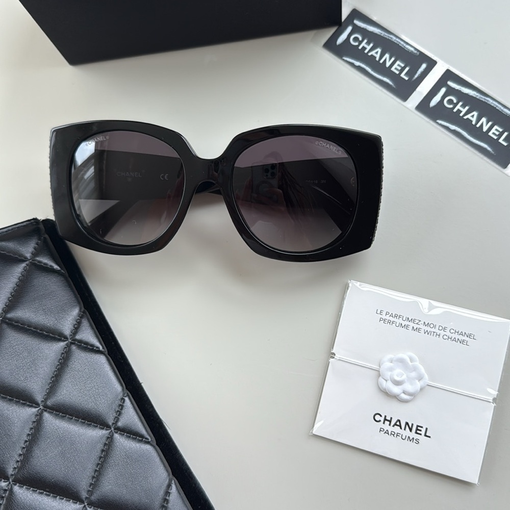 CHANEL Elegant Black Sunglasses - Picture 14 of 15
